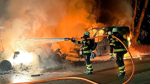 Zwei Autos brennen mitten in der Nacht in der Forst-Kasten-Allee in Fürstenried-West.