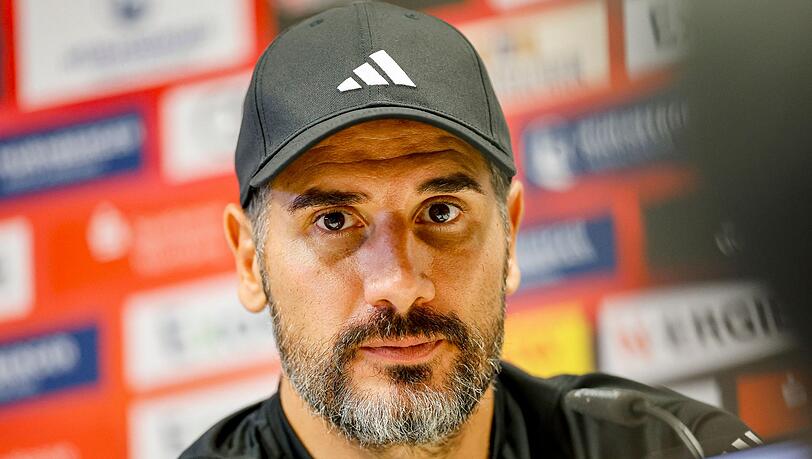 Cristian Fiel spricht bei der Pressekonferenz zu seiner Vorstellung als Cheftrainer.