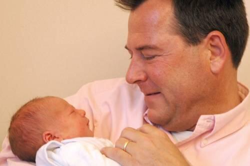 Der stolze Papa Josef Schmid mit seinem Töchterchen Helena.