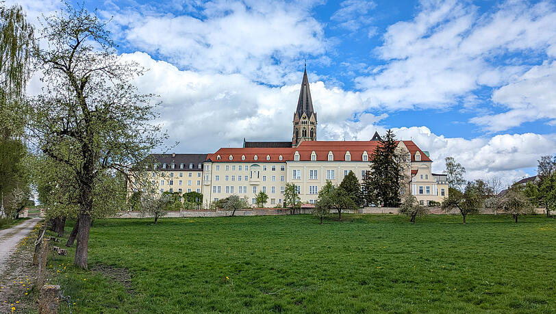Am Wallfahrtsort St. Ottilien können Radler im Biergarten einkehren oder im Klosterladen stöbern.