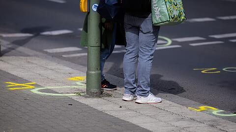 Markierungen der Spurensicherung sind an der Kreuzung Buckower Damm/Gutschmidtstra&szlig;e zu sehen.