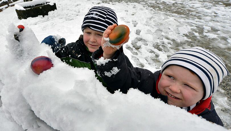 Wegen des starken Schneefalls zum Ostersonntag verstecken die Veranstalter anstatt Ostereiern bunte Kaefer aus Holz auf dem Museumsgelaende, die von Kindern leicht gefunden werden koennen und die sie dann an einem Stand gegen echte Eier eintauschen.