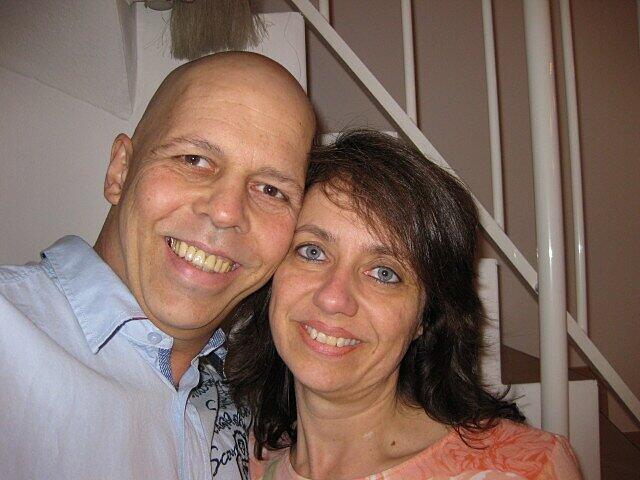 Andreas Nagelmüller mit seiner Frau Andrea im April 2012 - wegen einer Chemotherapie hat er seine langen Haare verloren.