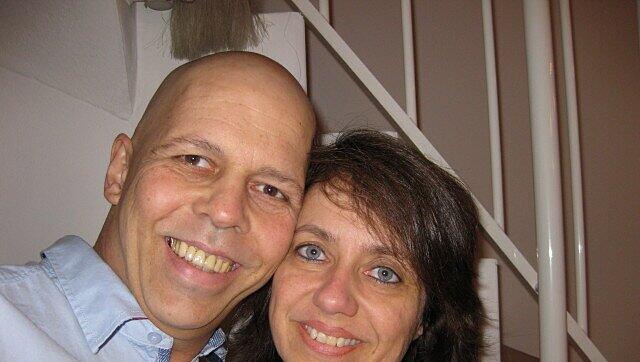 Andreas Nagelmüller mit seiner Frau Andrea im April 2012 - wegen einer Chemotherapie hat er seine langen Haare verloren. Andreas Nagelmüller mit seiner Frau Andrea im April 2012 - wegen einer Chemotherapie hat er seine langen Haare verloren.