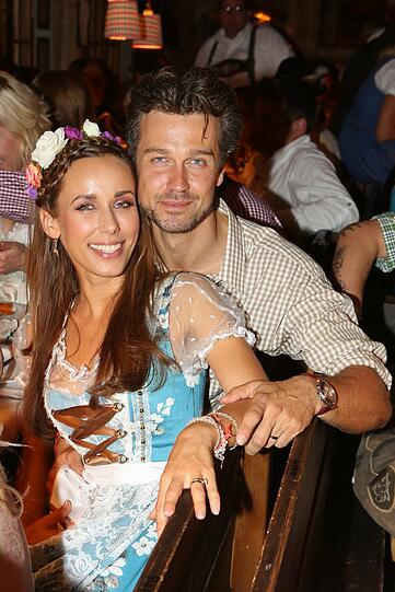 Annemarie und Wayne Carpendale im Käferzelt.