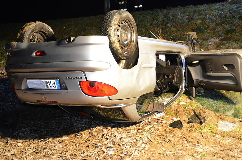 Glatteisunfall auf der B299 - die Bilder vom Rettungseinsatz.