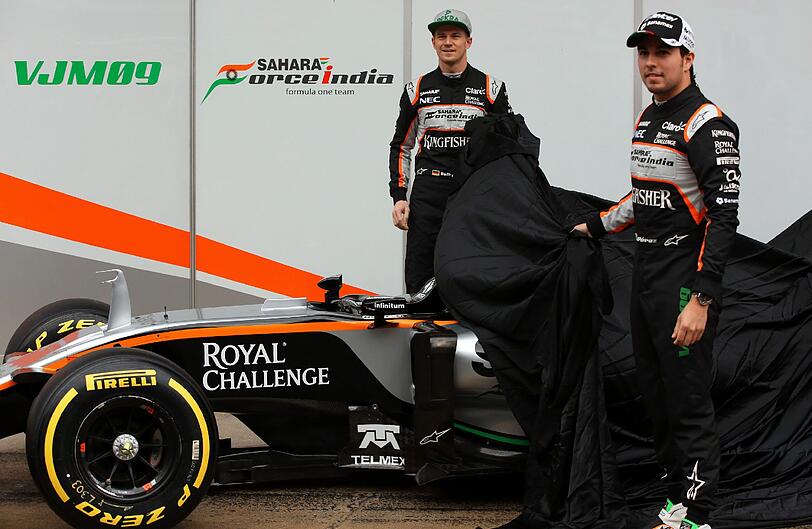 Nico Hülkenberg (Deutschland, links) und Sergio Perez (Mexiko) an ihrem neuen Dienstfahrzeug VJM09.