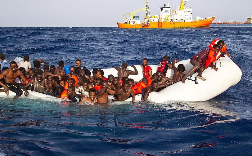 Auch Aufnahmen wie diese reihen sich ein in die Bilder des Jahres. Am 17. April gabelte ein privates Rettungsschiff diese afrikanischen Flüchtlinge in ihrem halbversunkenen Schlauchboot im Mittelmeer auf. 108 Menschen konnten die Retter sicher auf die italienische Insel Lampedusa bringen, leider mussten auch sechs Ertrunkene aus dem Wasser gezogen werden.