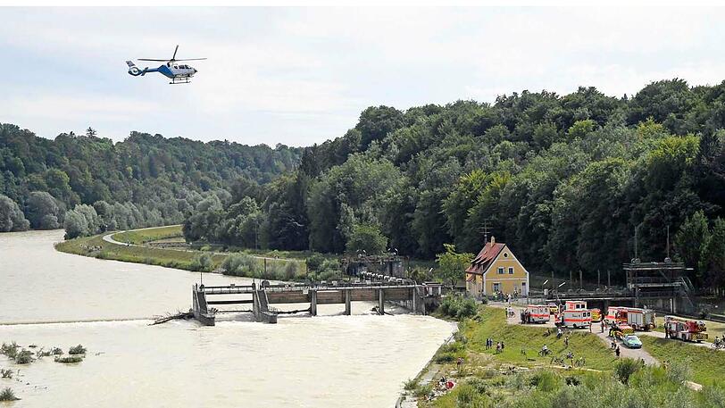 Polizei, Feuerwehr und Rettungsdienst an der Isar auf Höhe der Großhesseloher Brücke. Hier kenterte am Samstagabend ein Schlauchboot mit vier Männern.