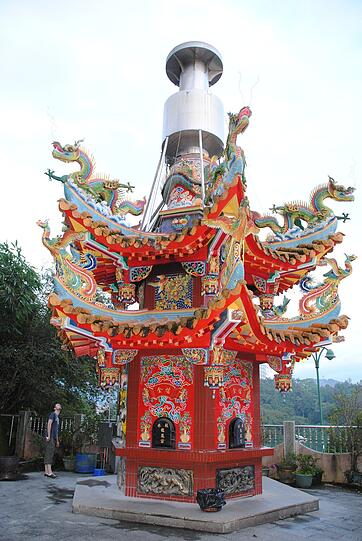 Kleine Geldspenden helfen bei der Wunscherfüllung. Tempeldiener verkaufen dazu spezielles Papiergeld, das in Opferöfen wie diesem im Longfong-Tempel verbrannt wird.