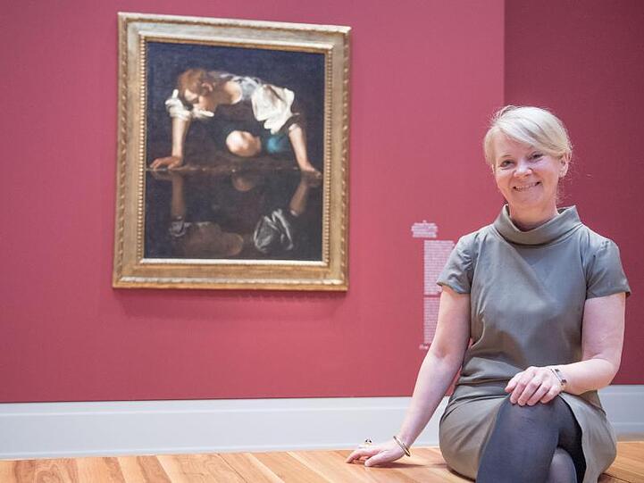 Museums-Direktorin Ortrud Westheider vor dem Caravaggio-Gemälde "Narziss".