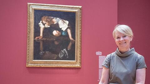 Museums-Direktorin Ortrud Westheider vor dem Caravaggio-Gemälde "Narziss".