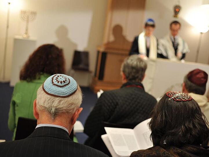 Ein Rabbiner von der jüdischen Gemeinde probt in einer Synagoge den Bar-Mitzwa-Gottesdienst. Foto: Andreas Gebert/Archivbild