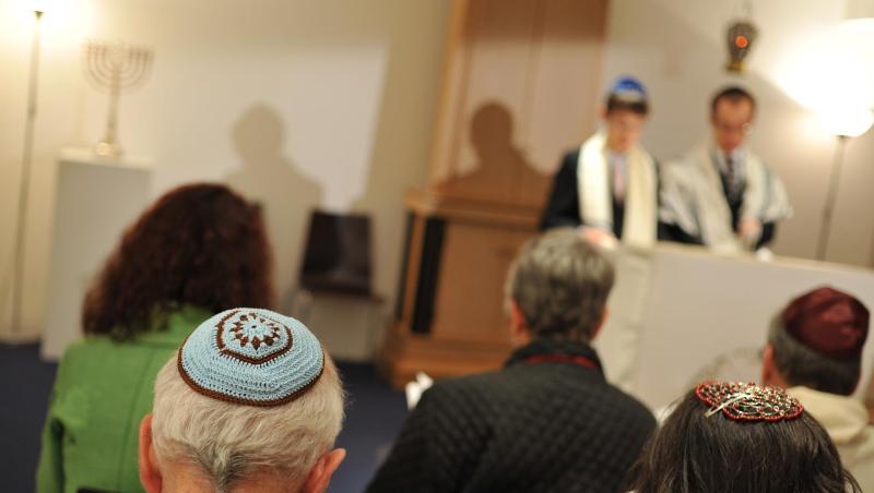 Ein Rabbiner von der jüdischen Gemeinde probt in einer Synagoge den Bar-Mitzwa-Gottesdienst. Foto: Andreas Gebert/Archivbild Ein Rabbiner von der jüdischen Gemeinde probt in einer Synagoge den Bar-Mitzwa-Gottesdienst. Foto: Andreas Gebert/Archivbild