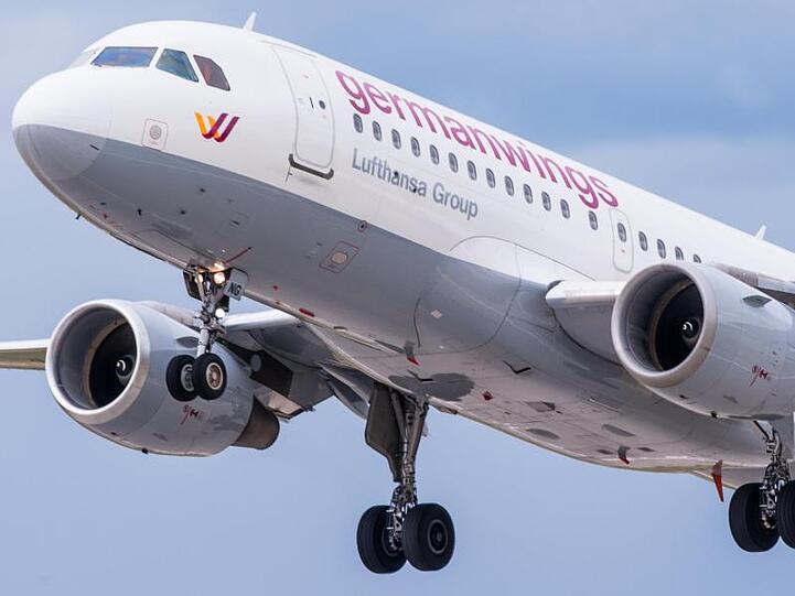 Ein Flugzeug vom Typ Airbus A319 der deutschen Fluggesellschaft Germanwings startet vom Flughafen in Stuttgart.