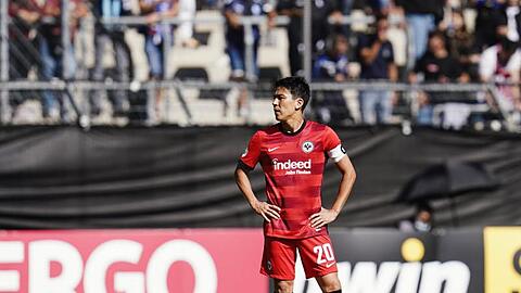 Frankfurts Makoto Hasebe steht nach dem Tor zum 0:2 fassungslos auf dem Spielfeld.