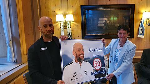 Ein Blauer und eine Rote: 1860-Sportchef Günther Gorenzel (l). im Bayerischen Landtag mit SPD-Politikerin Inge Aures.
