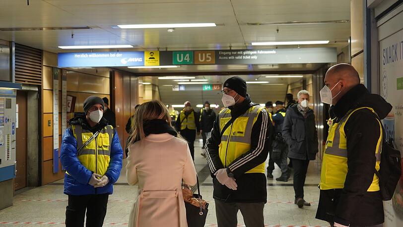 Auch am Donnerstag gab es wieder 3G-Kontrollen am Stachus. Auch am Donnerstag gab es wieder 3G-Kontrollen am Stachus.