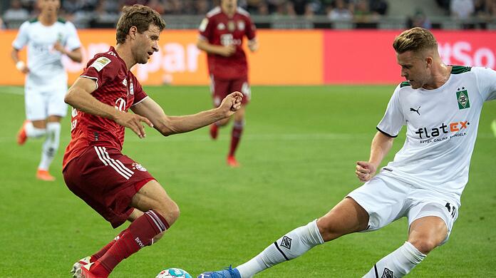 Thomas Müller (l.) sieht die Corona-Situation beim FC Bayern nicht so dramatisch.