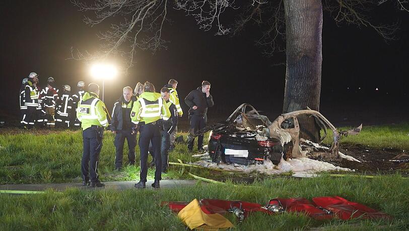 Das Auto prallte frontal gegen einen Baum.