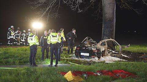 Das Auto prallte frontal gegen einen Baum.