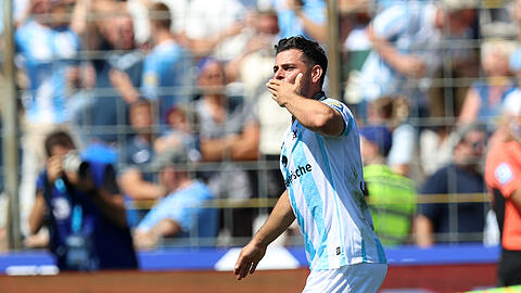 Ein Kuss für die Fans, ein Sieg für den TSV 1860: Kevin Volland zeigt bei der Saison-Heimpremiere der Löwen sein außergewöhnliches Talent.