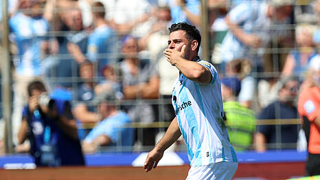 Ein Kuss für die Fans, ein Sieg für den TSV 1860: Kevin Volland zeigt bei der Saison-Heimpremiere der Löwen sein außergewöhnliches Talent.