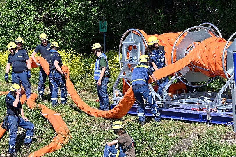 Zwischen der Br&uuml;cke der B471 und dem Mitteldamm des Speichersees bei Landsham setzten Einheiten von Feuerwehr und THW auch mehrere sogenannte &Ouml;lschl&auml;ngel ein.