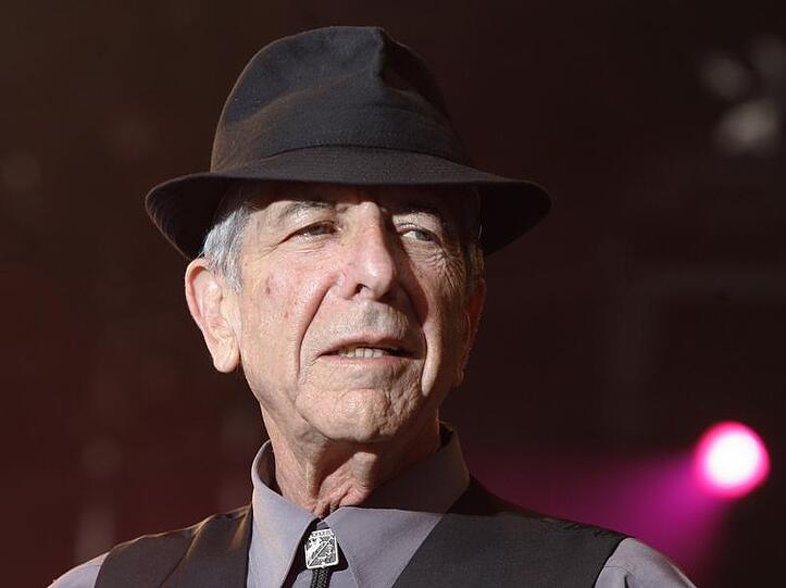 Der kanadische Liedermacher Leonard Cohen ist bei einem Konzert in Spanien zusammengebrochen.