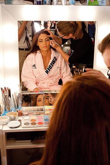 Miss Schweden 2011: Ronnia Fornstedh wird von der Stylistin geschminkt.