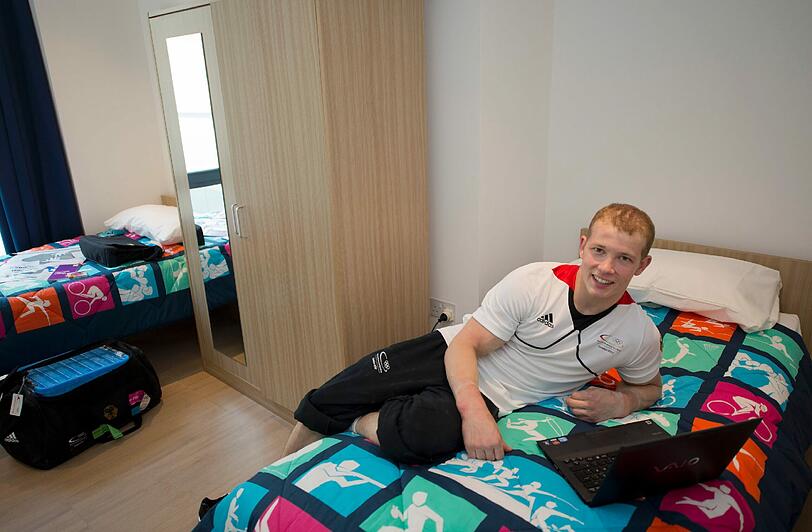 Turnstar Fabian Hambüchen hat im Zwei-Meter-Olympiabett mit seinen 1,63 Meter Größe wie die kleinste deutsche Starterin, die Gewichtheberin Christin Ulrich Hambüchen (1,50 Meter), keine Probleme. Deutschlands größter Starter, der Volleyballer Marcus Böhme (2,11 Meter), muss hingegen die Bettverlängerung nutzen. Das Beistellteil bietet 20 Zentimeter mehr Liegefläche. Die Zimmer sind spartanisch mit Betten, Schränken, Tisch und Stuhl eingerichtet. Testergebnis der Athleten: auszuhalten.