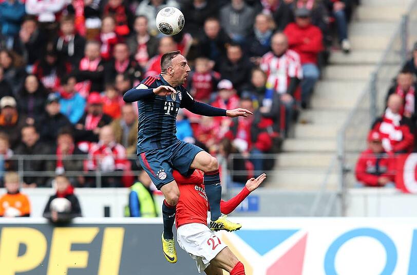 Franck Ribery: Note 2. Kam schwer in die Gänge. Wenig Ertrag bei Tempodribblings,steigerte sich, wurde giftiger beim Powerplay in Halbzeit zwei. Lieferte die astreine Vorlage zu Götzes 2:0.