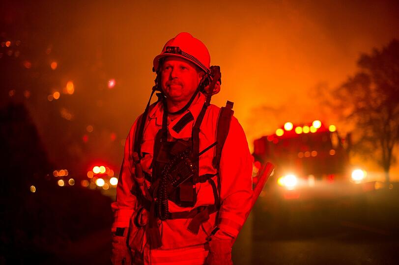Jetzt greifen die Soldaten der Nationalgarde ein. Mit Löschflugzeugen soll ein weiteres Ausbreiten der Flammen in Kalifornien verhindert werden.