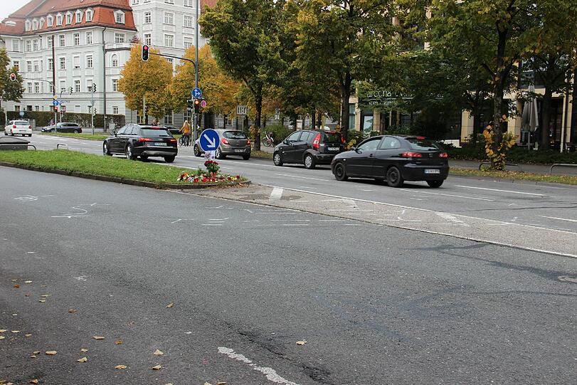 Familie und Freunde haben Blumen und Kerzen für die verstorbene 25-Jährige an der Nymphenburger Straße abgelegt.