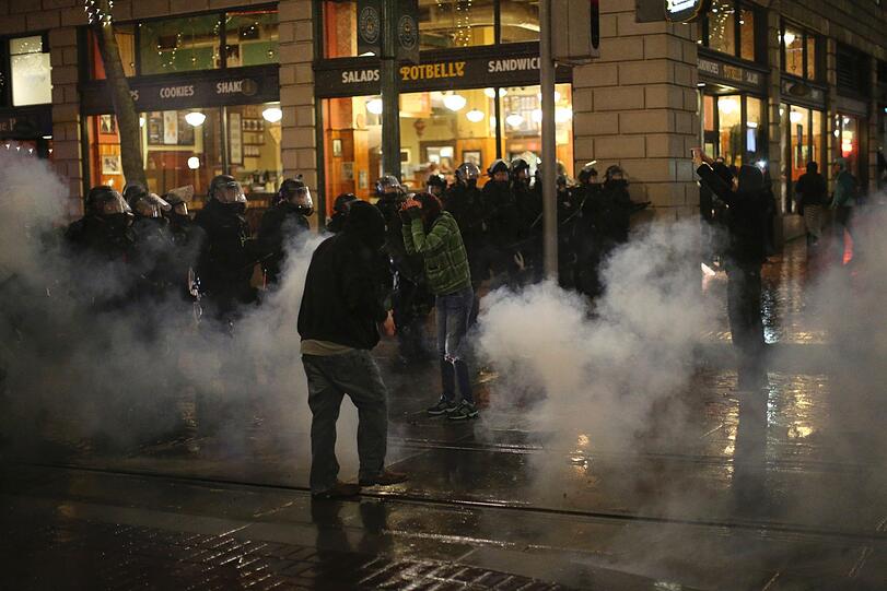 Polizisten setzen bei einer Demonstration in Portland Tränengas ein.