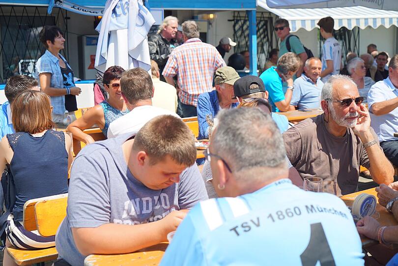 Vor den Augen Hunderter Fans betraten die Löwen das erste Mal nach dem Abstieg in die Regionalliga den Trainingsplatz.