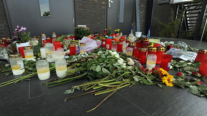 Polizeiabsperrband ist vor dem Eingang des Clubs "Grey" in Konstanz angebracht, während auf der Treppe Blumen und Kerzen als Zeichen der Trauer liegen.