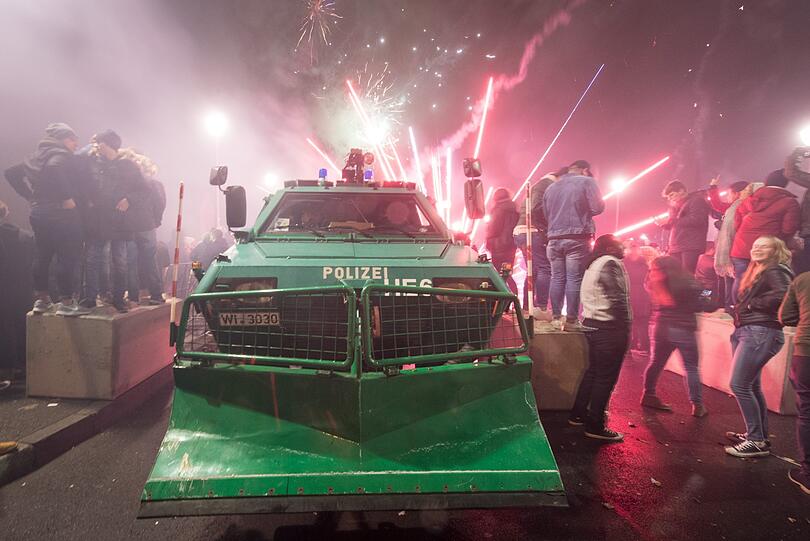 01.01.2017: Die Kölner Silvesternacht hat Spuren hinterlassen. Dieses Jahr wurden die Sicherheitsvorkehrungen auf den Neujahrsfeiern in den deutschen Großstädten extrem erhöht. Das gibt martialisch anmutende Bilder wie hier auf der Alten Brücke in Frankfurt am Main.