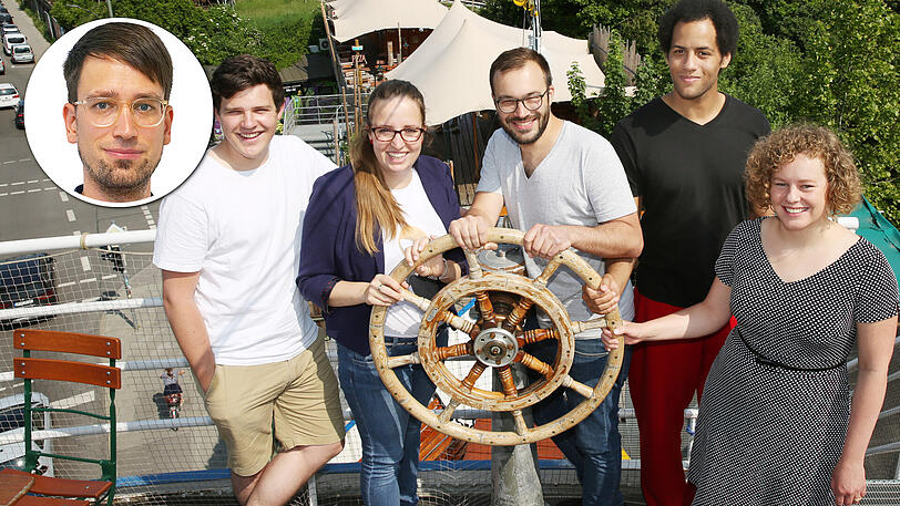 Kostenloser MVV für alle, ein Azubi-Werk, eine autofreie City bis zum Ring: Diese Münchner Jusos wollen das Ruder (hier auf der &bdquo;Alten Utting&ldquo;) für ihre SPD herumreißen (v.l.): Benedict Lang (24), Lena Odell (34), Christian Köning (30), Darryl Kiermeier (24) und Stefanie Krammer (31).