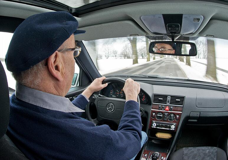 Rentner hinterm Steuer (Symbolbild).