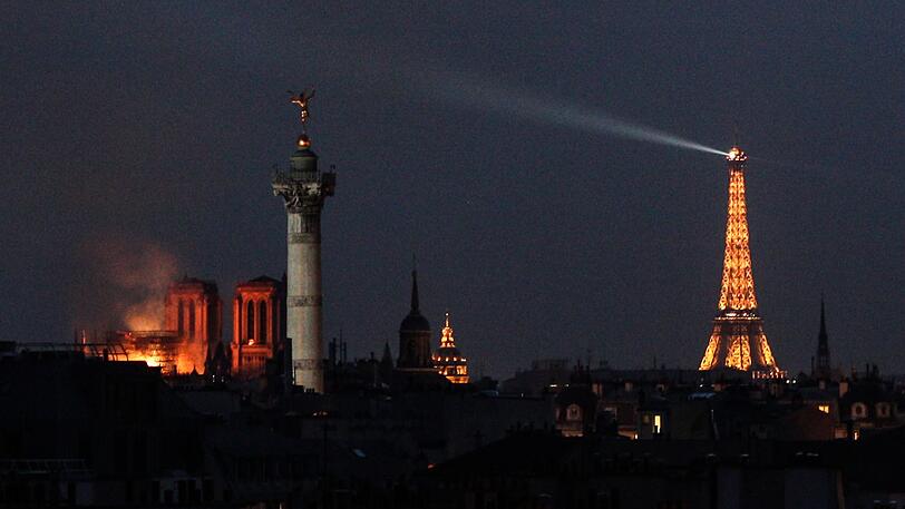Die weltberühmte Kathedrale Notre Dame de Paris steht in Flammen.