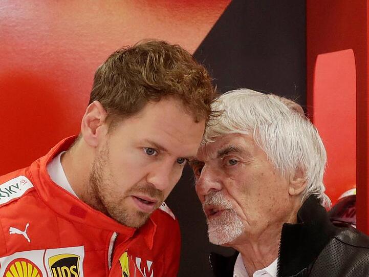 Bernie Ecclestone (r) würde Mercedes zu einer Verpflichtung von Sebastian Vettel raten.