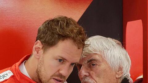Bernie Ecclestone (r) würde Mercedes zu einer Verpflichtung von Sebastian Vettel raten.