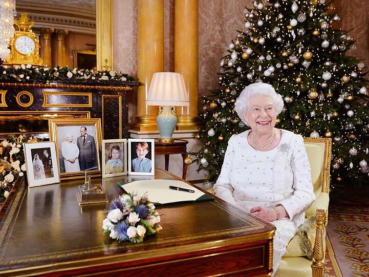 Die britische Königin Elizabeth II. im Buckingham Palace nach ihrer Weihnachtsansprache 2017.
