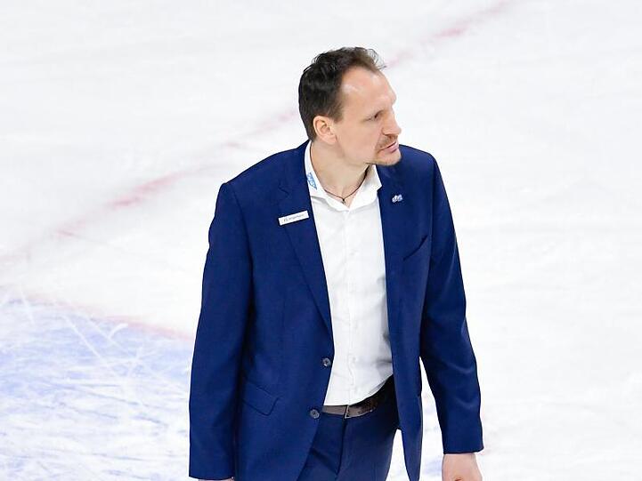 Der Trainer von den Adlern Mannheim, Pavel Gross auf dem Eis. Foto: Uwe Anspach/Archivbild