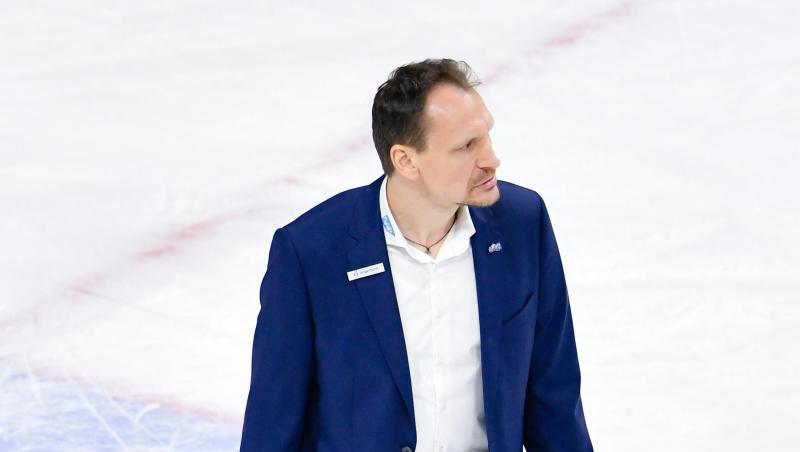Der Trainer von den Adlern Mannheim, Pavel Gross auf dem Eis. Foto: Uwe Anspach/Archivbild Der Trainer von den Adlern Mannheim, Pavel Gross auf dem Eis. Foto: Uwe Anspach/Archivbild