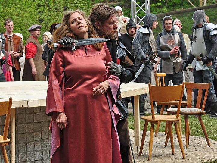Eine Szene der Sage um König Artus gespielt von den Bewohner von Altusried. Foto: Barbara Ehlert/Allgäuer Freilichtbühne Altusried