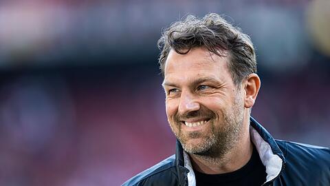 Nürnbergs neuer Trainer Markus Weinzierl steht vor dem Spiel im Stadion.