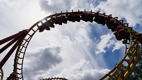 In diesen Tagen werden in den bayerischen Freizeitparks wieder die Achterbahnen in Betrieb genommen. (Archivbild)