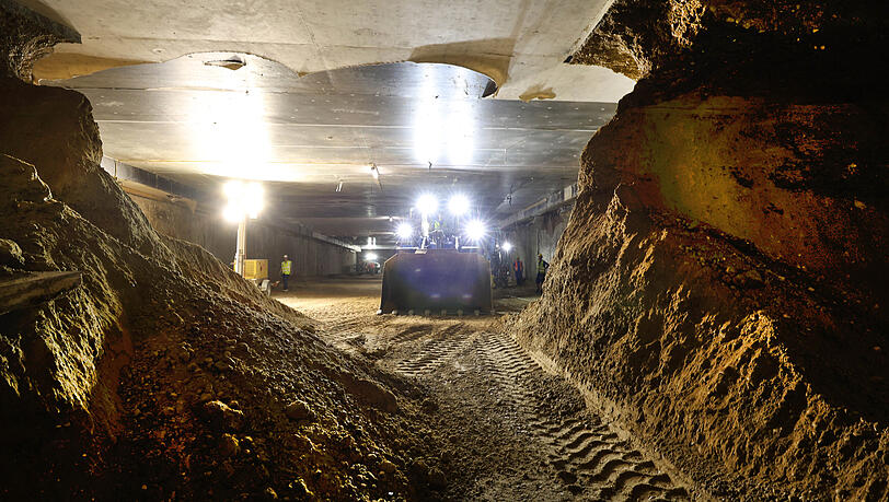Gespenstische Szenerie: Der Tunneldurchstich ist gelungen.